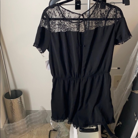 NWT Charlotte Russe romper with lace detail size L - Picture 2 of 2